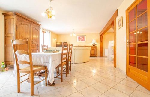 Avirey-Lingey House | Derriere les champs