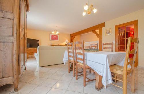 Avirey-Lingey House | Derriere les champs