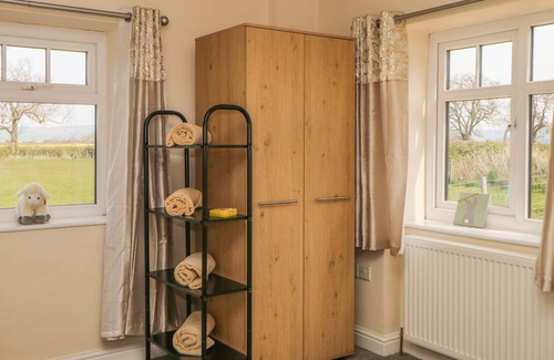 West Heslerton Cottage | DERWENT HOUSE FARM, pet friendly, character holiday cottage in Malton