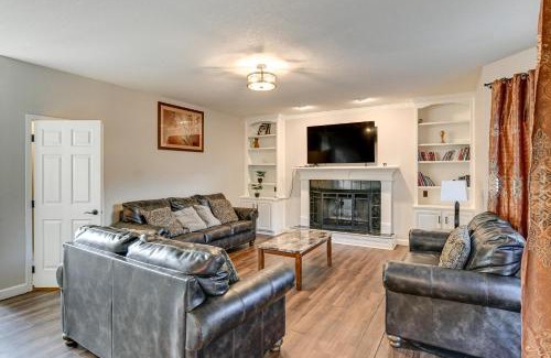 Johnston House | Des Moines Suburb Stay with Spacious Layout and Deck!