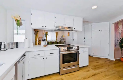 Yucca Valley House | Desert Dream Oasis - KING Suite, Cabana, Hot Tub, Fire Pit, BBQ, Disney+