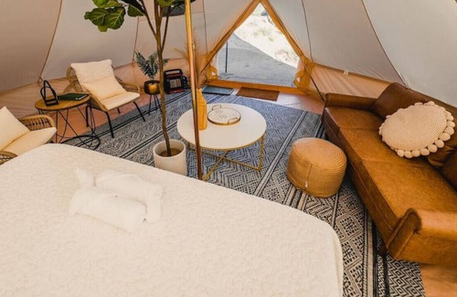 Yucca RV Rental | Desert Glamping Escape w/ Shared Bathroom: Boulders at Ravari (3 of 6)