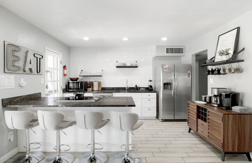 Cox Heights House | Desert Jewel. Heated Pool + Hot Tub + Game Room. Sleeps 12. Old Town Scottsdale