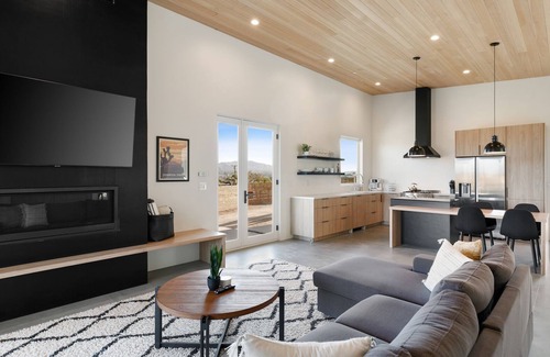 Yucca Valley House | 🌵 Desert Ridge - Hot Tub, Fire Pit, BBQ, Out Door Shower & Star Gazing 🌵