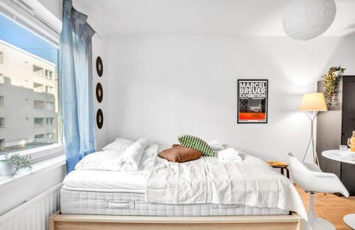 Punavuori Apartment | Design District w King Bed, Netflix, tram and bus nearby