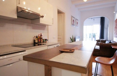 L'Antiga Esquerra de l'Eixample Apartment | Design Modernista 2-Bedroom with Terrace Garden