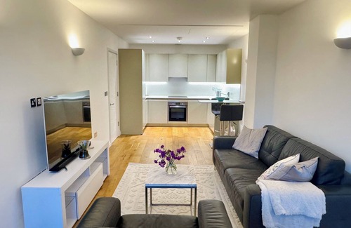 Perivale Apartment | Designer 1 Bed Flat in Iconic Building