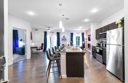 Medical Center District Apartment | Designer 1BR Near Medical Center & Lackland AFB - Pool, Gym & Gated Parking