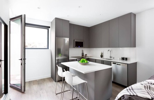 Arbutus Ridge Apartment | Designer 2 Bdr Garden Suite (Arbutus/Kits/UBC)