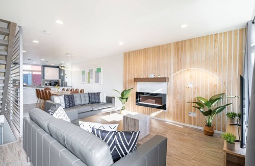 Mann House | Designer 4B3B w Theater & Rooftop close to CapHill