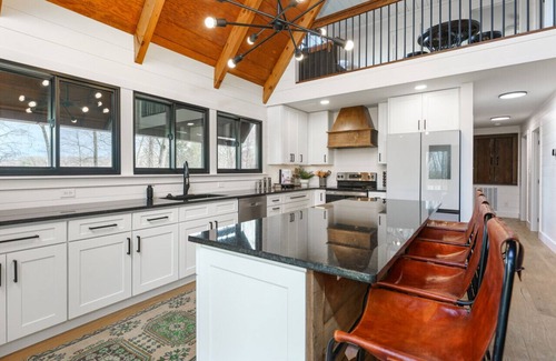 Seymour House | Designer A-Frame | Huge Loft, Chef’s Kitchen, Hot Tub & Fire Pit