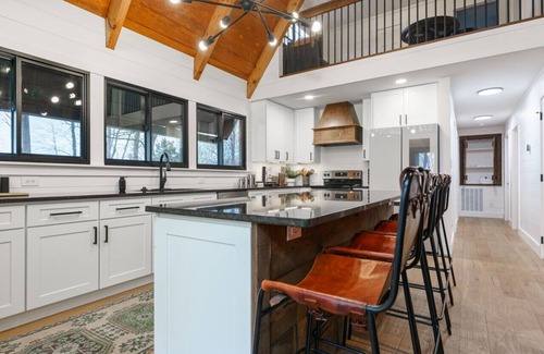 Seymour House | Designer A-Frame | Huge Loft, Chef’s Kitchen, Hot Tub & Fire Pit