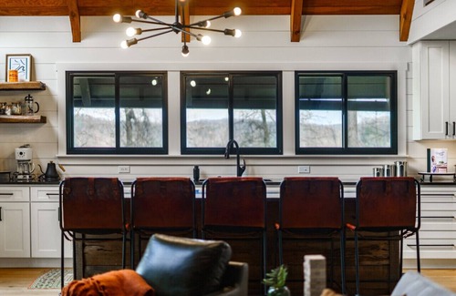 Seymour House | Designer A-Frame | Huge Loft, Chef’s Kitchen, Hot Tub & Fire Pit