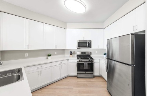 Sparks Apartment | Designer Apt. with Jacuzzi, Sky Lounge, Gym Access