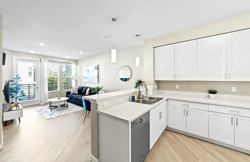 Sparks Apartment | Designer Apt. with Jacuzzi, Sky Lounge, Gym Access
