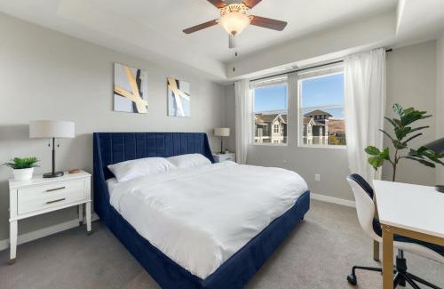Sparks Apartment | Designer Apt with Jacuzzi, Pool & Mountain Views