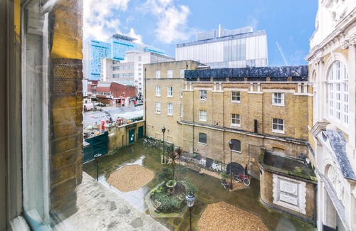 Whitechapel Apartment | Designer City Center Apartment in Old Brewery
