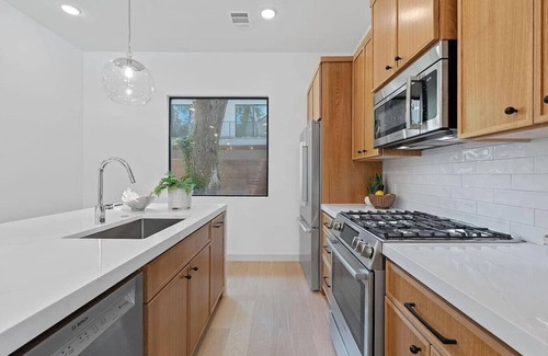 East Cesar Chavez House | Designer Living in Holly Street | 3BR with Yard