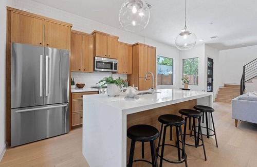 East Cesar Chavez House | Designer Living in Holly Street | 3BR with Yard