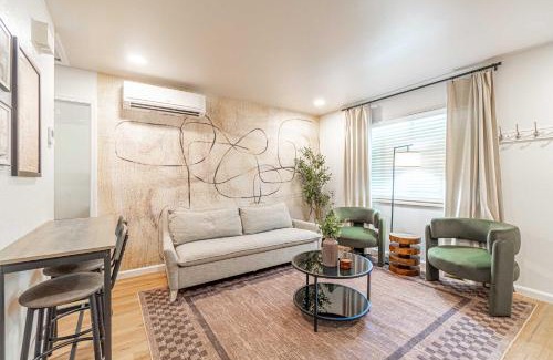 West University House | Designer Living Pet-Friendly UNR 2BR 1BA