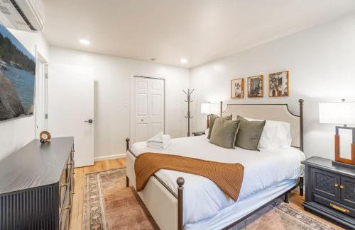 West University House | Designer Living Pet-Friendly UNR 2BR 1BA