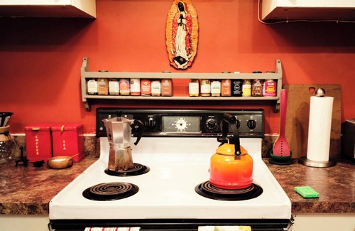 Williamsburg Apartment | Designer Loft in Williamsburg – Sunlit, Plants & Vinyl– Steps to Domino Park