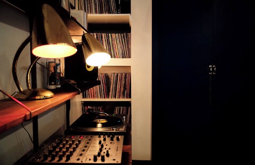 Williamsburg Apartment | Designer Loft in Williamsburg – Sunlit, Plants & Vinyl– Steps to Domino Park