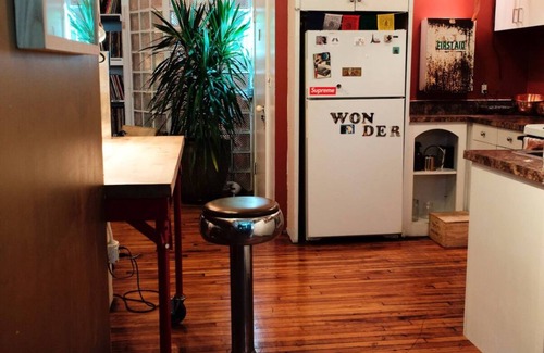 Williamsburg Apartment | Designer Loft in Williamsburg – Sunlit, Plants & Vinyl– Steps to Domino Park
