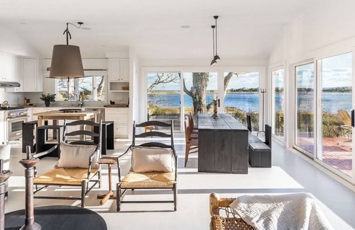Town of East Hampton House | Designer Waterfront Cottage on Gerard Dr