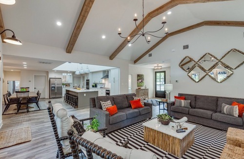 Grapevine House | DESIGNERS LUXURY HOME by Gaylord/Lake Grapevine/Slps 24/POOLHOT TUB/DFW Airport