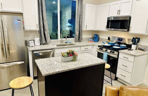 Old Southwest House | Desirable Neighborhood|Pets OK|Sleeps7|480