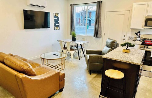 Old Southwest House | Desirable Neighborhood|Pets OK|Sleeps7|490