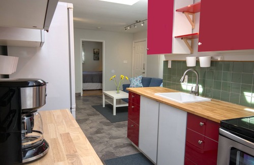 James Bay Cottage | Detached 1BD Cottage Near it All - Pet Friendly