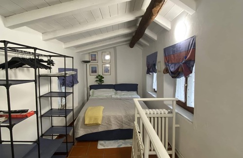 Intra Bed & Breakfast | Detached apartment with small terrace in the center 2 minutes from the lake