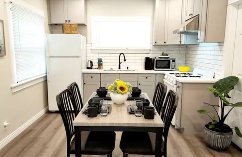 North Central Apartment | Detached charming house 2 bedroom 1 bath Prime location King Bed! n