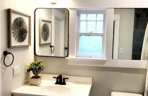 North Central Apartment | Detached charming house 2 bedroom 1 bath Prime location King Bed! n