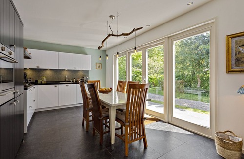 Ouddorp House | Detached home nestled in greenery, with a beautiful garden, lots of light, and exceptional tranquility – a dog-friendly oasis near the sea.