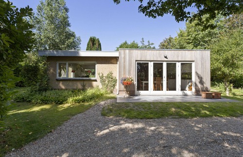 Ouddorp House | Detached home nestled in greenery, with a beautiful garden, lots of light, and exceptional tranquility – a dog-friendly oasis near the sea.