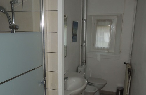 Commarin House | Detached house 170m2, enclosed garden 1000m2, 10 people, near Lac de Panthier