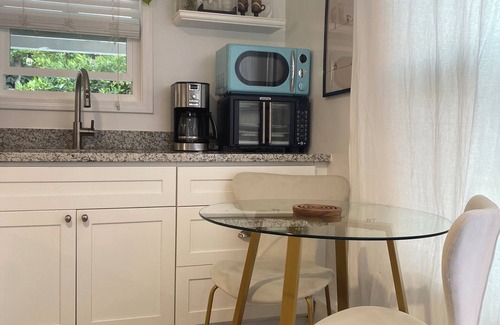 East End Cottage | Detached Studio cottage w/private Patio Garden &BBQ in Alameda -Oakland Airport