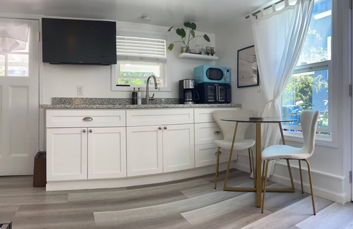 East End Cottage | Detached Studio cottage w/private Patio Garden &BBQ in Alameda -Oakland Airport
