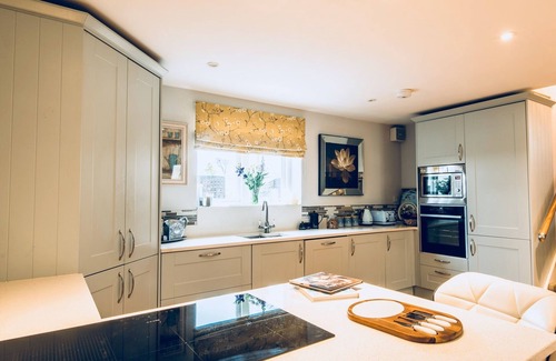 Willesborough Cottage | Detached Thatched Cottage in Kent sleeps 2-6 persons with a Luxury HotTub.