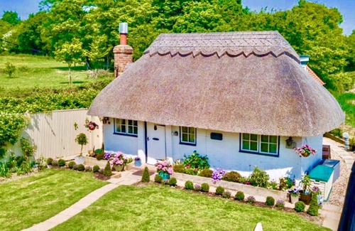 Willesborough Cottage | Detached Thatched Cottage in Kent sleeps 2-6 persons with a Luxury HotTub.