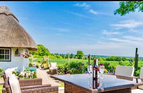 Willesborough Cottage | Detached Thatched Cottage in Kent sleeps 2-6 persons with a Luxury HotTub.