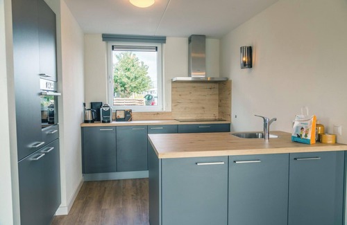 Linden House | Detached villa with six bedrooms, one bathroom and a dishwasher