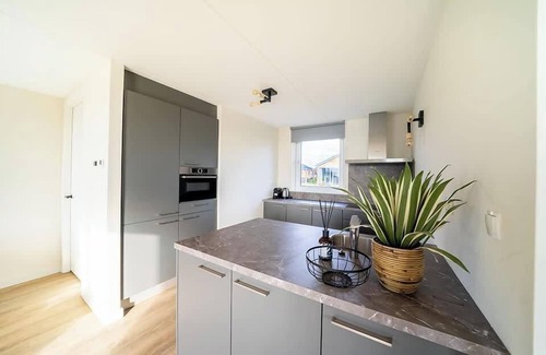 Linden House | Detached villa with six bedrooms, one bathroom and a dishwasher