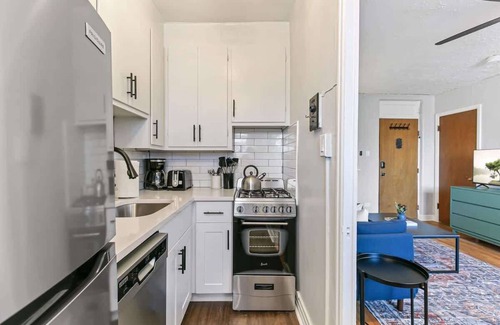 City Park Apartment | Detroit by Modern Midstay/On City Park! #T25