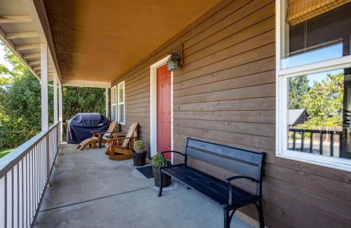 Hood River House | Devon Court