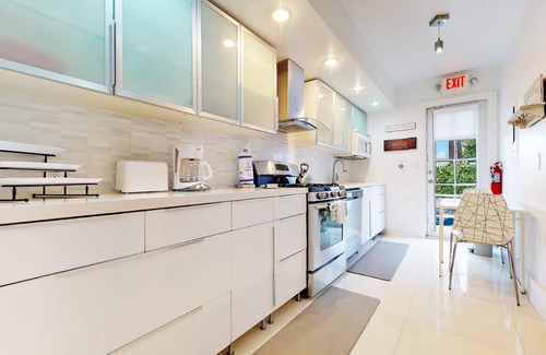 West Avenue Villa | DIAMOND GREAT VILLA FOR LARGE GROUPS IN THE HEART OF SOUTH BEACH!