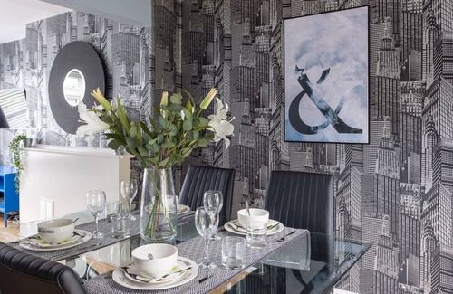 Crawley House | Dickens House Close 15min from Gatwick